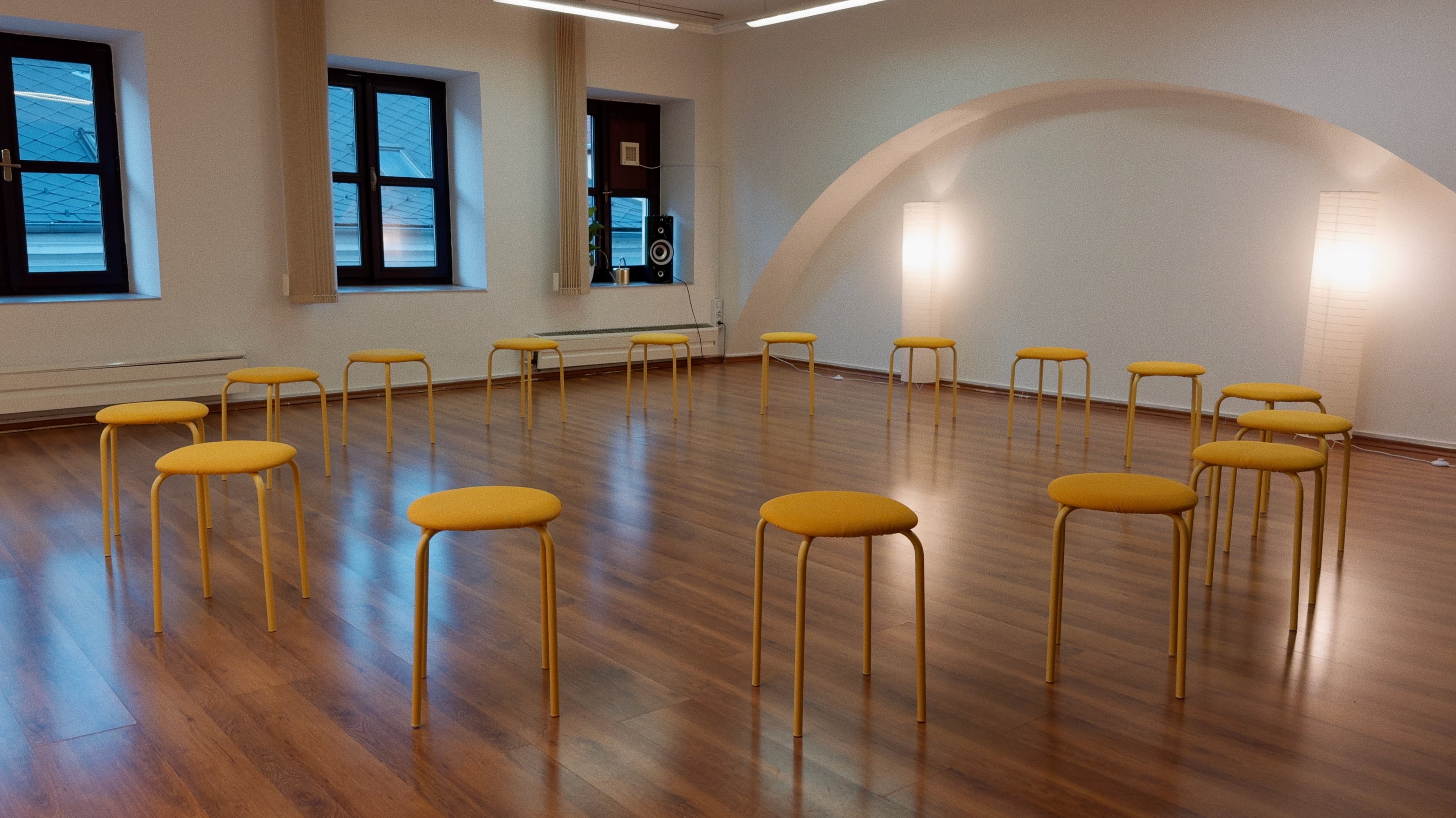 Studio SKVĚLE! - hlavní sál se židličkami připravenými do kruhu